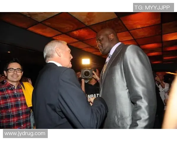 奥尼尔与足球巨星亲密合影视频曝光两位体育传奇同框引热议