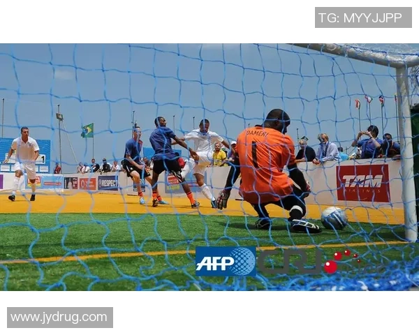 足球巨星街头化身流浪汉引热议揭示名利背后真实人性